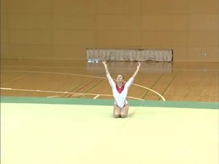 Lavinia - telanjang dada gymnastics