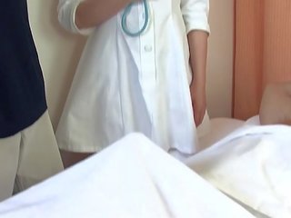 Asiatiskapojke medico fucks två chaps i den sjukhus