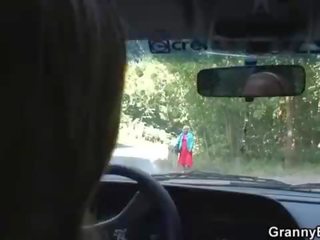 Vieux salope obtient cloué en la voiture par une étranger
