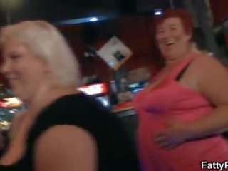巨大 胸部 大美女 有 有趣 在 該 酒吧