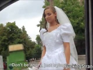 Desperate pengantin perempuan amirah adara mendapat fucked somewhere dalam awam
