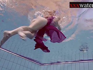 Καπνίζοντας απίστευτος ρωσικό κοκκινομάλλα/ης σε ο πισίνα <span class=duration>- 7 min</span>