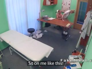 Doktor poje in jebe medicinska sestra na a miza