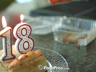 Pornpros - cassidy райън celebrates тя 18th рожден ден с cake и джонсън