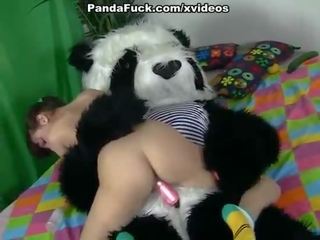 Enchanting брюнетка дівчина спокушає panda ведмідь