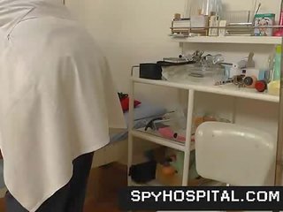 Mulher paciente secretamente videotaped por voyeur medico