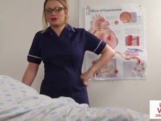 Britisch krankenschwester voyeur instructing unter geduldig