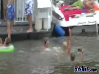 Desnudo niñas en un barco fiesta
