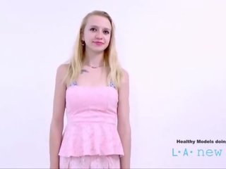 Έφηβος/η supermodel χελιδόνια σπέρμα στο κάστινγκ οντισιόν