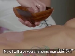 Tatuato anca bruna frangia massaggiatore