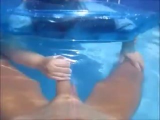 Ekkel kone gi mann handjob i basseng undervann & forberede ham sæd undervann