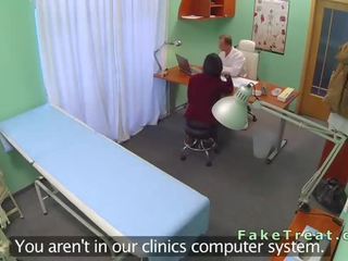 כָּפוּף יותר שולחן כתיבה חולה מקבל מזוין ב מְזוּיָף בית חולים