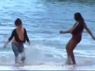 Milena velba 和 miosotis 在 該 海灘 www.naturalwildgirls.com