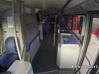 Peluda británica aficionado golpes en público autobús